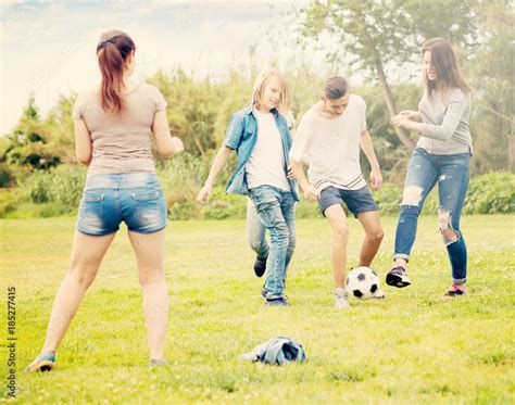 Playing Football 的图像结果