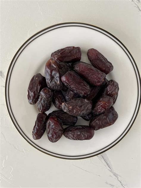 Can You Freeze Dates + Tips to Freeze Medjool Dates - CookinUpLife