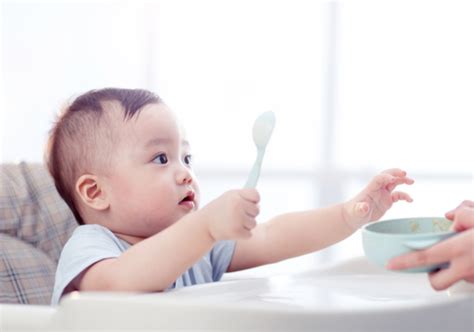 如何培养宝宝自主进食？|潮妈妈
