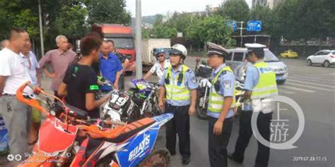 年轻人组队飙车 车轮从民警头上跃过_大渝网_腾讯网