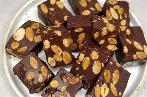 ALMOND FUDGE - BAR of Choc – BAR (Baker's Artisanal Recipes ...