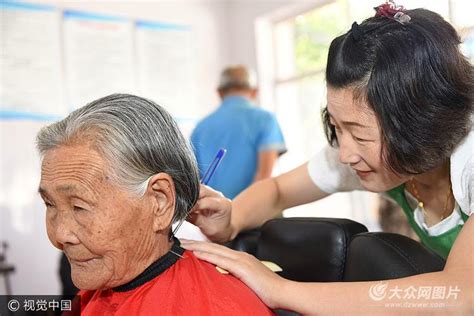 老人花10元剃头后满头伤口最新素材