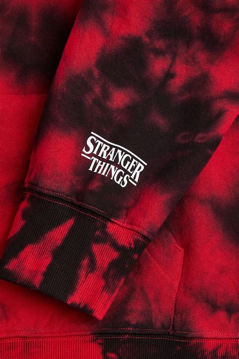 Oversized Fit Printed hoodie - Red/Stranger Things - Men | H&M IN