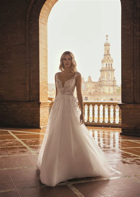 Ball gown vs a line wedding dresses | Honestweddingadvice.com