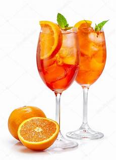 bicchieri aperol spritz due bicchieri di aperol spritz foto stock bicchieri aperol spritz due bicchieri di aperol spritz foto stock