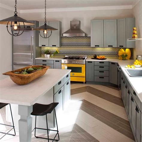 This gorgeous kitchen has major wow-appeal. A stunning graphic ...