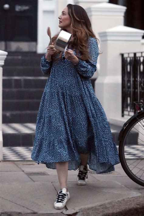 KELLY BROOK Cheers Emergency Personnel in London 04/16/2020 – HawtCelebs