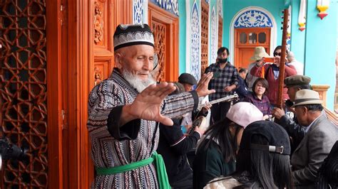 喀什百年老茶馆和阿凡提一起喝茶 吃馕，又遇能歌善舞的新疆人民 - YouTube