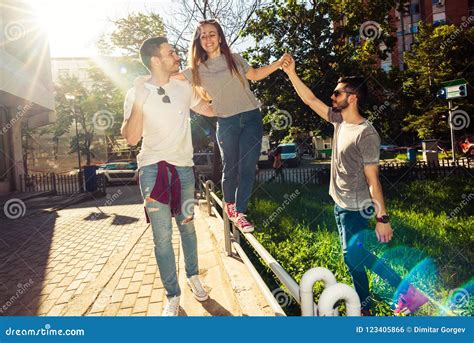 People Walking Together 的图像结果