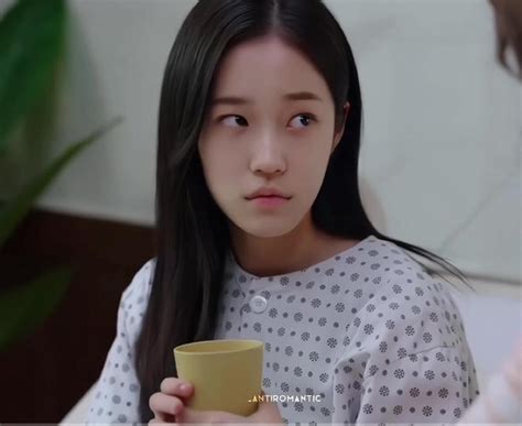 Beyond Words: The Meaning of Bombastic Side Eye trend on TikTok