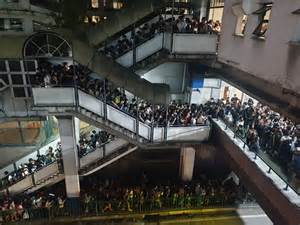 Glitch causes long rush-hour lines at MRT 3 stations | Inquirer News