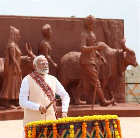 PM Modi tries his hand at the Nangara in Washim