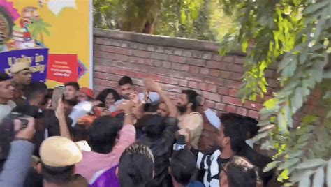 दिल्ली यूनिवर्सिटी में UGC कानून पर बवाल, महिला यूट्यूबर से हाथापाई ...