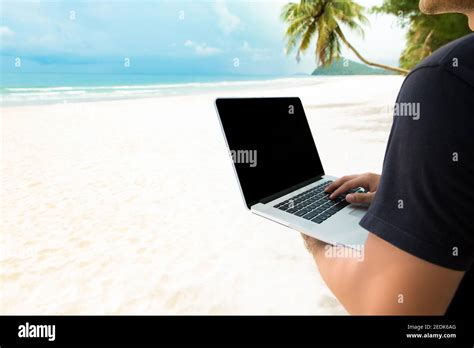 Beach Pictures with People Using Computer 的图像结果