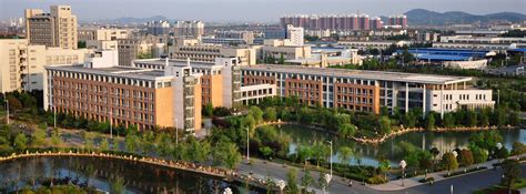 【携程攻略】镇江江苏大学景点,冒名来到这里，环境还是不错的。门头很大，新生开学好多学生来报道。…