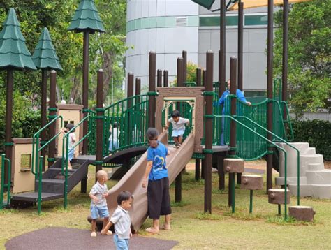 Children Learning Outside 的图像结果