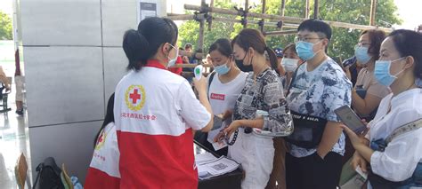 助力新冠疫苗接种 红十字志愿者在行动