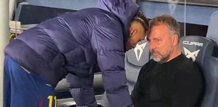Simeone y la imagen de Flick en el banquillo del Camp Nou