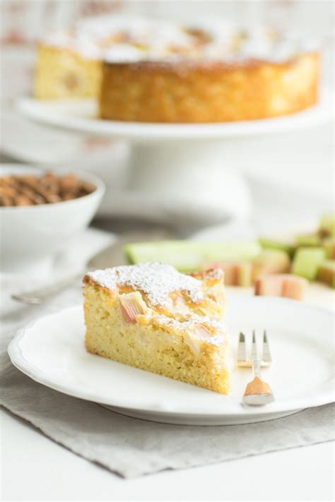Super schnell und ganz einfach: Low Carb Rhabarberkuchen