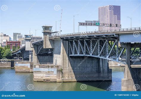 Buscle Morrison Bridge Across Willamette River in Portland Down Town ...