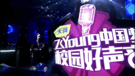 校园好声音：短发女孩覃艺雯深情演唱《泡沫》，低沉女声爱了！|情感|热门|经典_新浪新闻