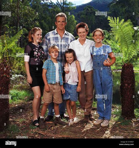 Echo Thunder, -- Hinten VL: Lauren Hawett, Jamey Sheridan, Judy Davis ...