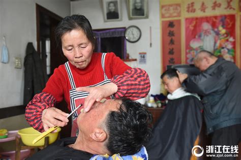 老人花10元剃头后满头伤口最新素材