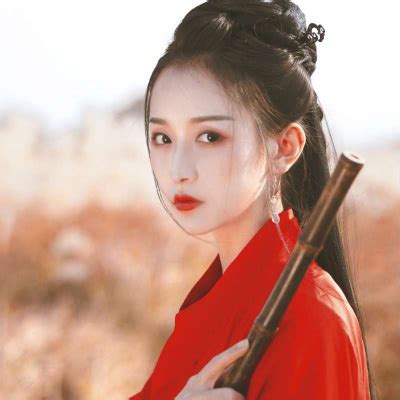 古风红衣女子唯美头像 冷艳古风女子真人头像 - qq女生头像 - 520个性