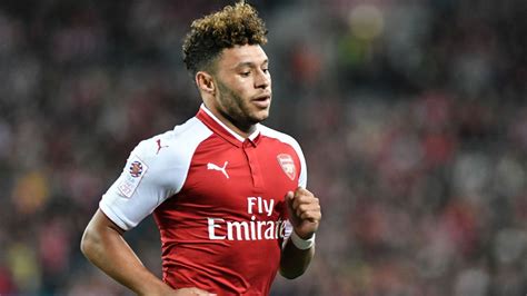 How Oxlade-Chamberlain's rugby background influences his playing style ...