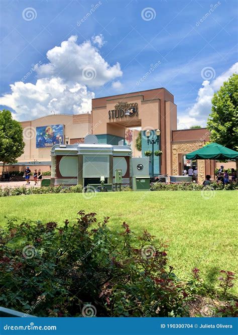 Disney’s Hollywood Studios Entrance Editorial Stock Image - Image of ...