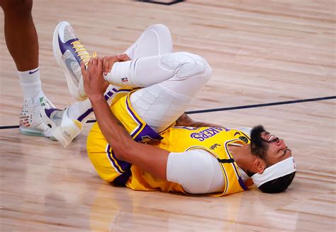 Anthony Davis suffers two injuries in Lakers' loss