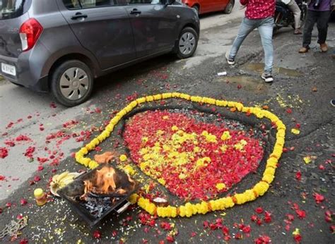 These residents performed pothole puja to shame the Bengaluru civic ...