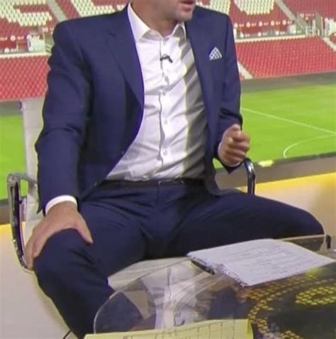 Bulge spreading live in TV : r/PublicBulges