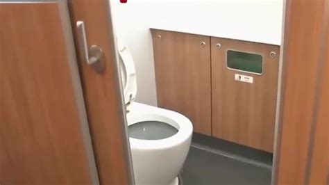 男子厕所撩妹一幕，很难想象会出现这画面！
