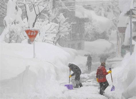 PHOTOS | Record Snowfall in Japan's Northern Regions, First Snow in Kyoto | JAPAN Forward