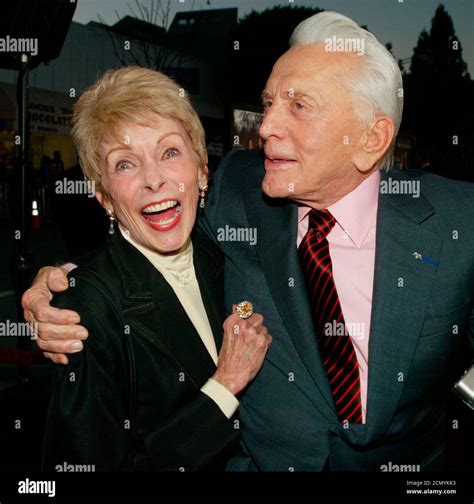 Kirk douglas vikings 1958 hi-res stock photography and images - Alamy