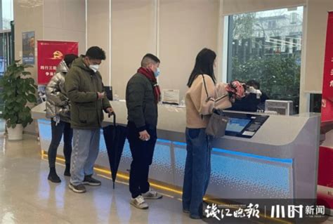 办护照办签注办通行证 杭州出入境办证大厅人气又旺了