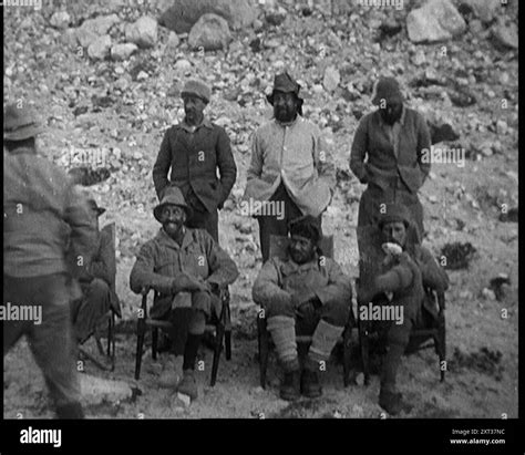 George mallory everest 1924 hi-res stock photography and images - Alamy