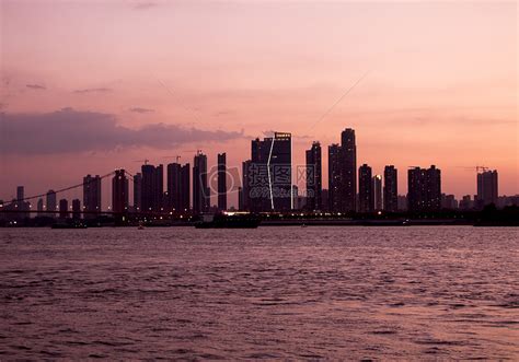 【携程攻略】武汉武昌江滩景点,江滩公园是武汉独有的滨江风光带，也是最大最长的风景区。武汉市内的…