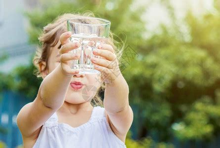 儿童手上握着一杯水有高清图片下载-正版图片503089513-摄图网