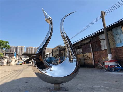 现代潮流水景抽象镜面不锈钢天鹅雕塑在环境别有一翻_异形金属制品雕塑-站酷ZCOOL