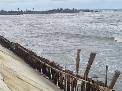 River embankment collapses in Gobardhanpur