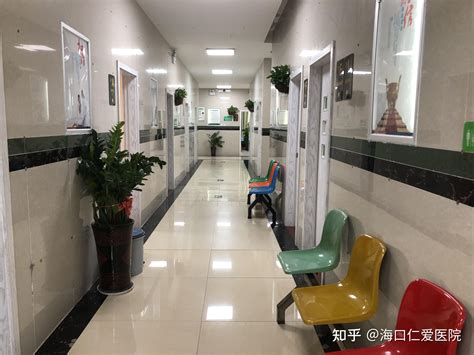 亚洲年轻男理疗师帮助病人在办公室里举起哑铃锻炼高清图片下载-正版图片305634003-摄图网