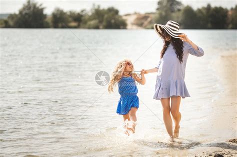 母亲带着女儿在水中玩耍高清图片下载-正版图片505178923-摄图网