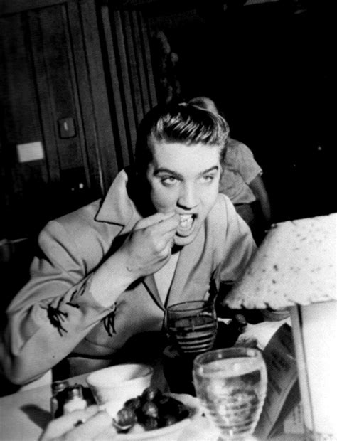 ELVIS GETTING A QUICK BITE TO EAT IN 1956 | Elvis presley, Elvis ...