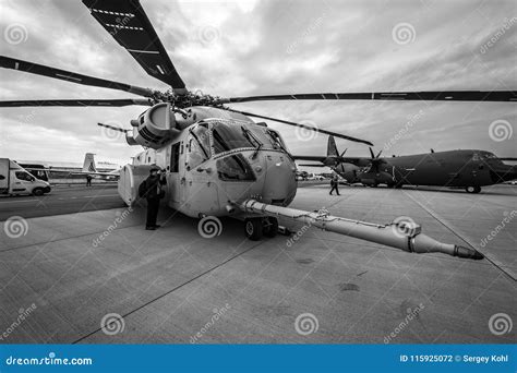 Heavy-lift Cargo Helicopter Sikorsky CH-53K King Stallion by United ...