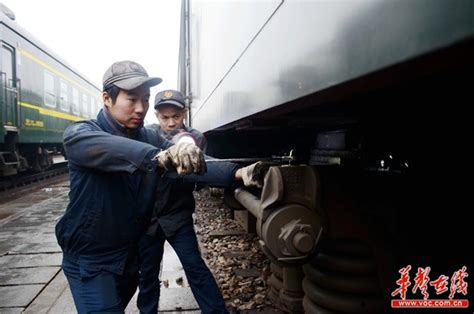 长沙车辆段千余名职工检修客车设备 确保安全_手机凤凰网