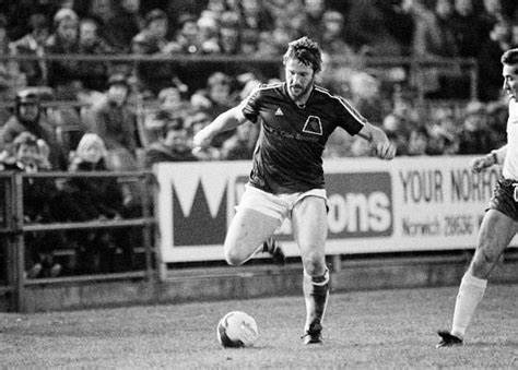 5 famous cricketers who also played professional football