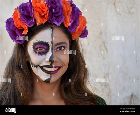 Dia muertos flowers skull hi-res stock photography and images - Alamy