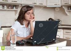 casa e affari persona annoiata e stanca di affari lavora a casa casa e affari persona annoiata e stanca di affari lavora a casa